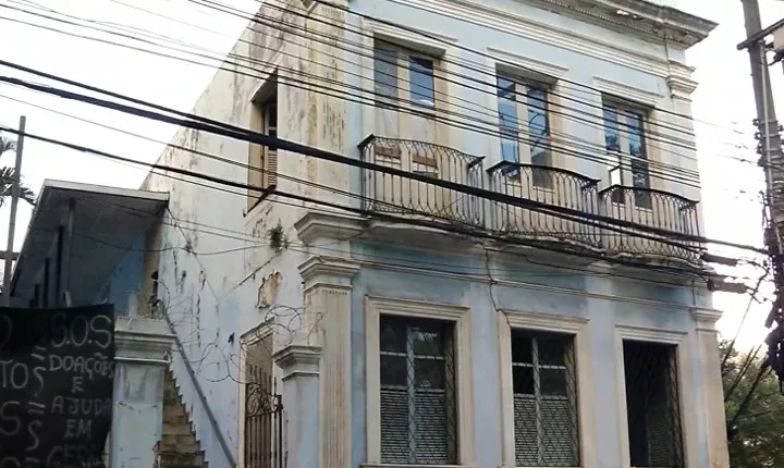 Famílias que desocuparam hotel vão para antiga escola no Centro de Vitória