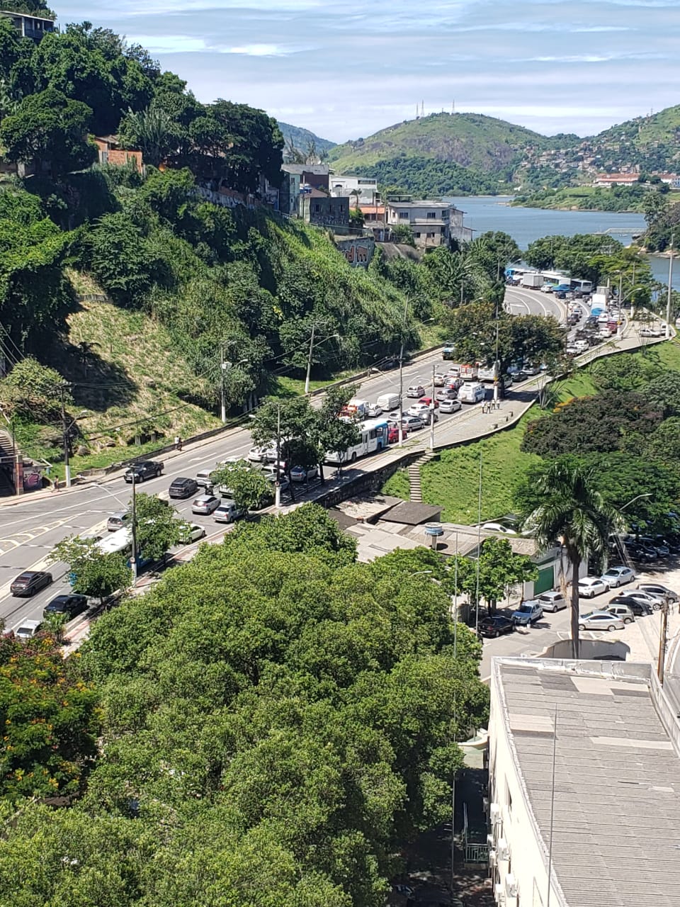 Atenção, motoristas! Trânsito apresenta lentidão na Avenida Vitória