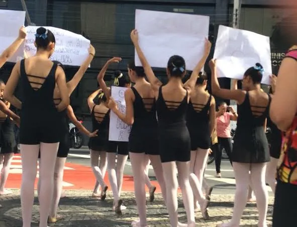 Bailarinas no trânsito de Vitória para comemorar o Dia Internacional da Dança