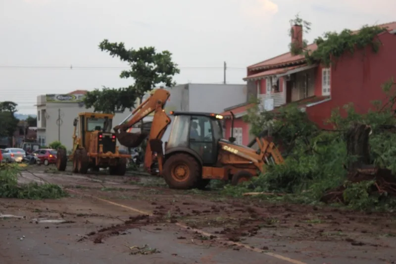 Tornado deixa 20 feridos e causa destruição no Paraná