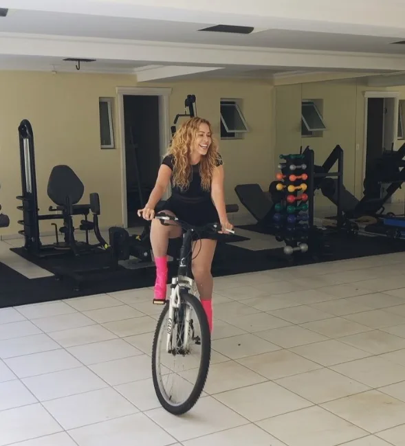 Cantora Joelma anda de bicicleta mas não abre mão do salto alto. Será que essa moda pega?