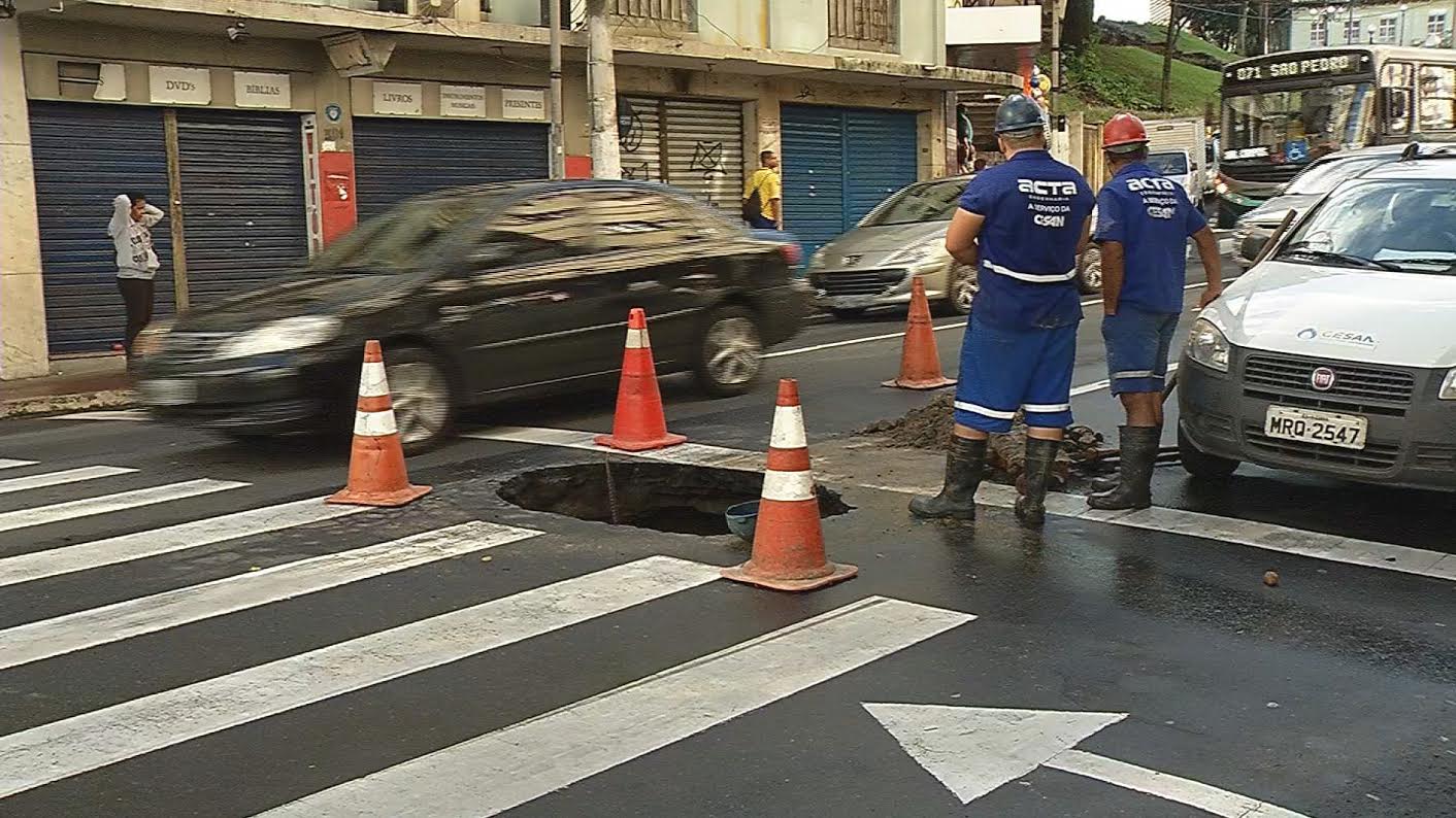 Buraco no meio da rua deixa trânsito complicado em Vitória