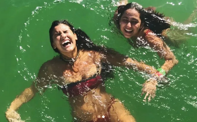 Giulia Costa viaja para o México com amigas para comemorar seus 18 anos de idade