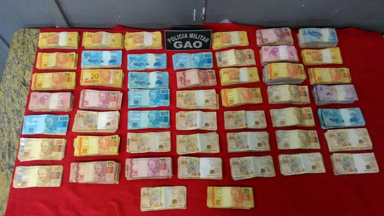 Suspeitos arremessam de veículo quase R$ 50 mil durante perseguição policial em Cachoeiro