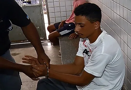 Homem é preso ao tentar levar droga para o irmão no presídio de Viana