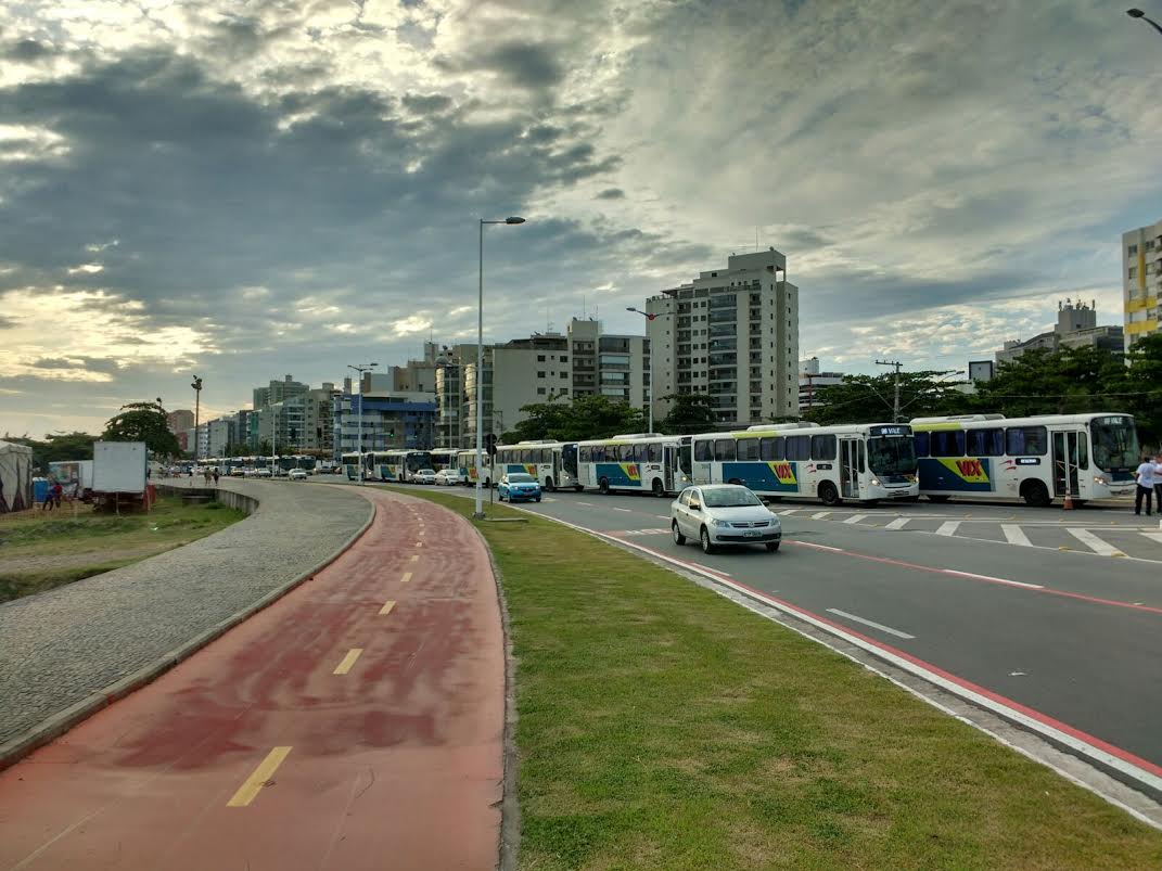 Sindicalistas param ônibus da Vale em protesto por reajuste salarial na Praia de Camburi