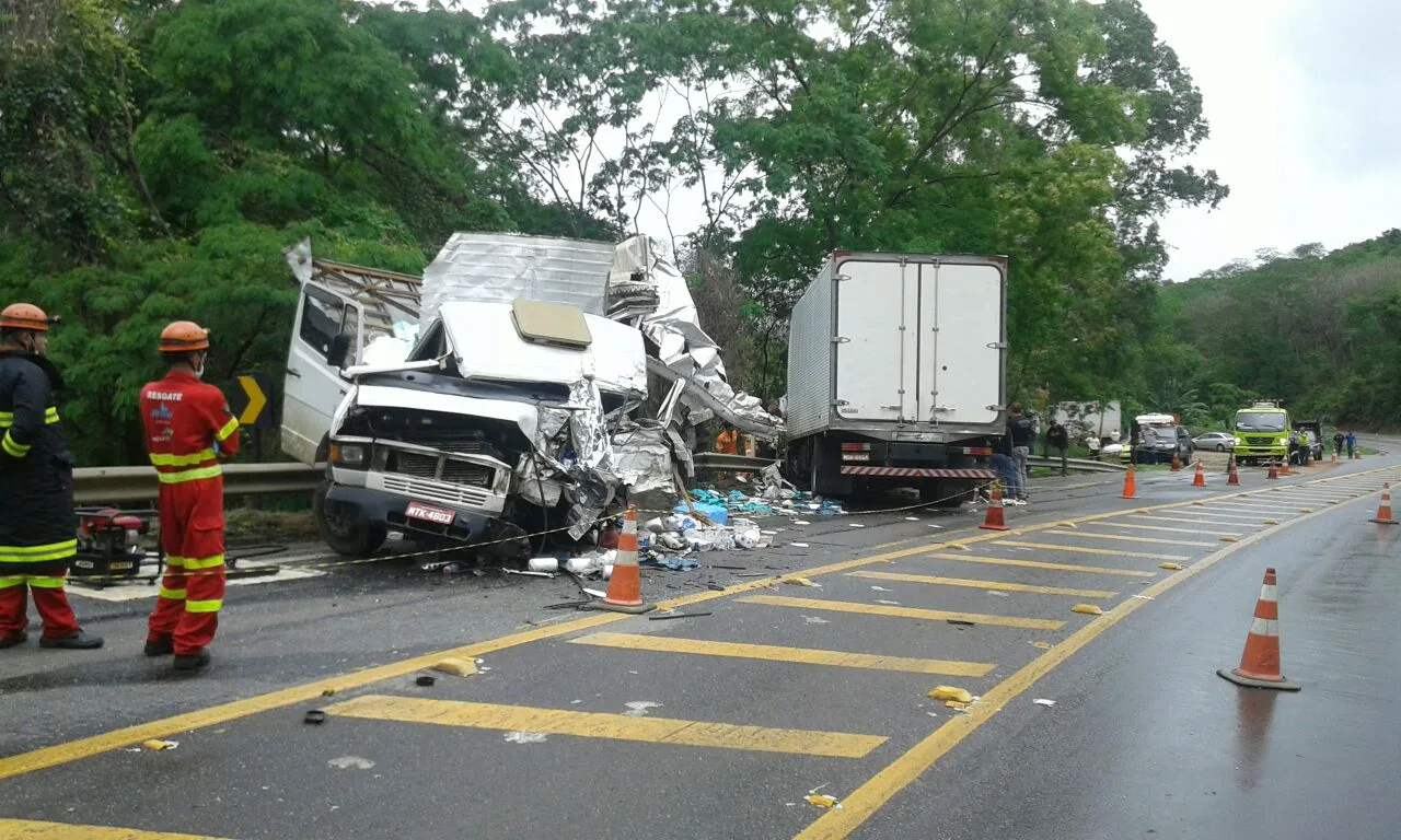 Grave acidente entre caminhões deixa uma pessoa morta na BR 101, em Guarapari