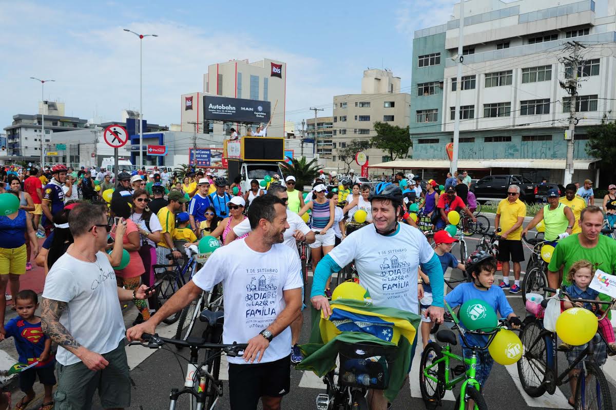 Ciclistas colorem as ruas de Vitória de verde e amarelo em passeio com Malvino Salvador