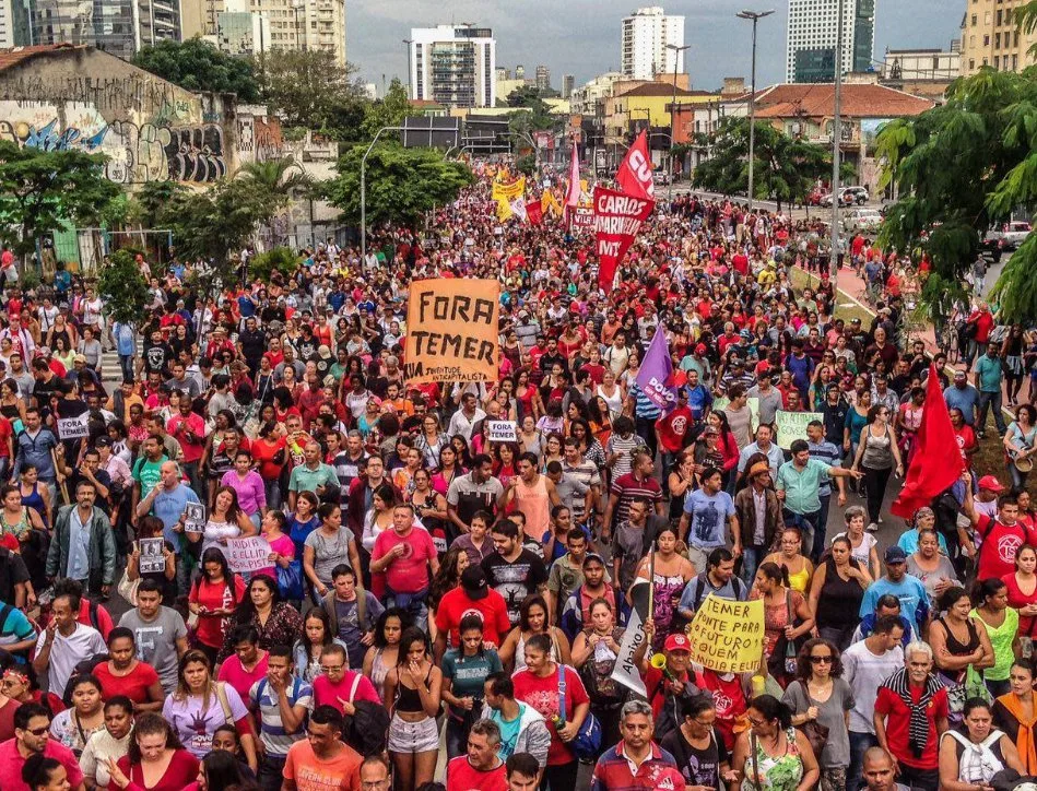 Manifestantes seguem em passeata para a casa de Temer em SP