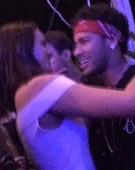 Bruna Marquezine e Neymar se abraçam em festa no Rio, mas atriz apaga fotos com o ex das redes sociais