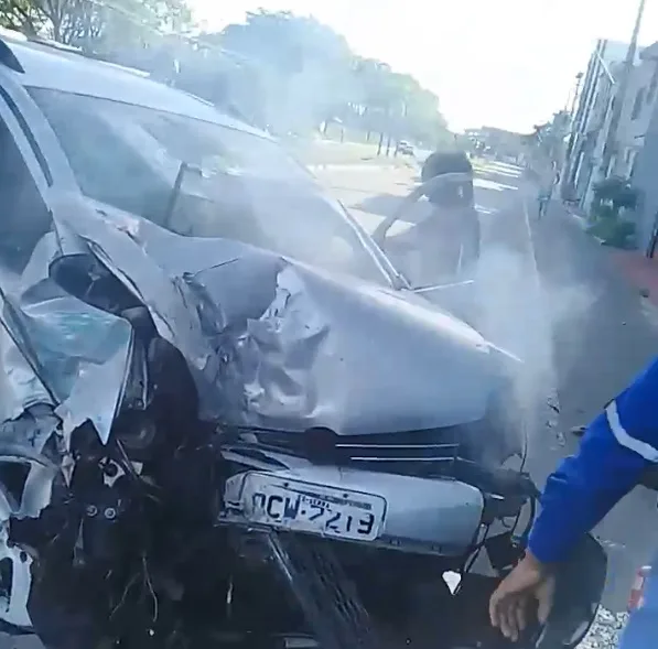 Policial aposentado dirige embriagado, atropela ciclista e quebra portão na Serra