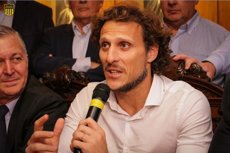 Ex-atacante Diego Forlán é anunciado e iniciará carreira de técnico no Peñarol