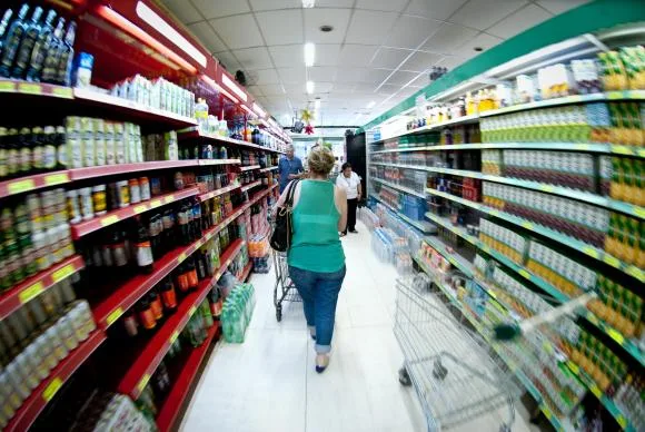 Avanço da covid e gripe afasta 500 funcionários de supermercados no ES