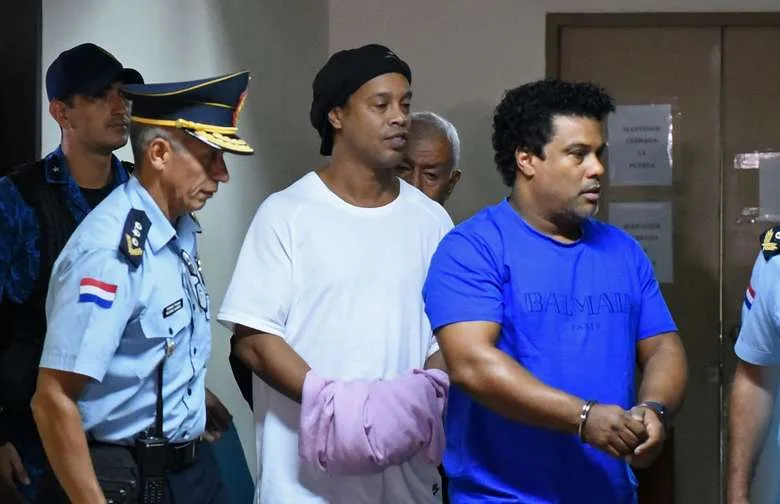 Na prisão, Ronaldinho encarou cela sem banheiro e pagou fiança milionária