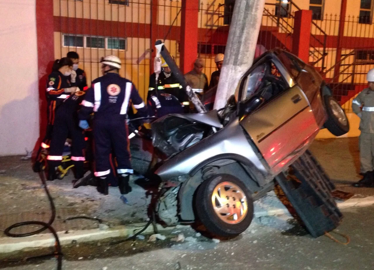 Corpo de jovem morta em acidente na Lindenberg continua sem identificação