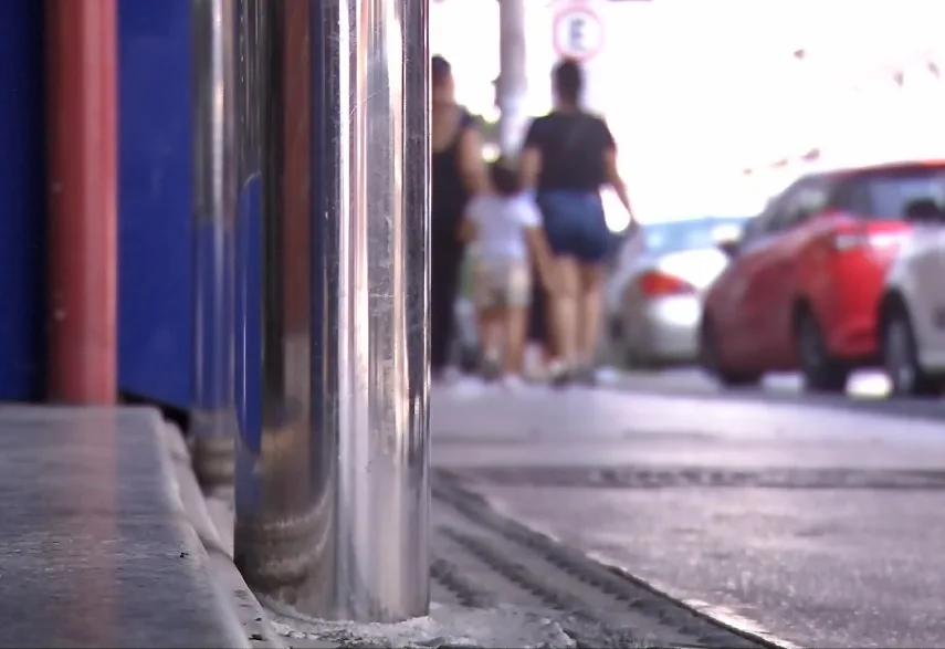 Comércios e prefeituras entram em 'guerra' por barras de ferro anti-assalto em calçadas