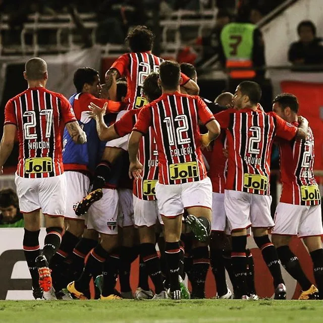 Denis falha feio, mas São Paulo arranca empate com River Plate na Argentina