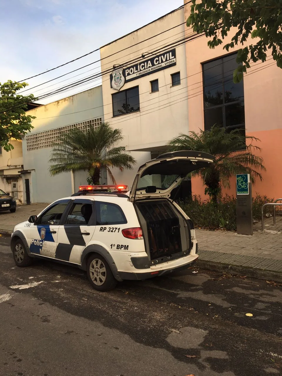 Dois são presos e menor é apreendido após confusão dentro de ônibus em Vitória