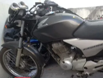 Quatro pessoas são detidas e moto roubada é recuperada durante operação na Serra