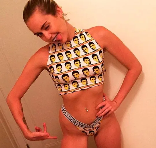 Miley Cyrus surpreende com visual combinado até demais