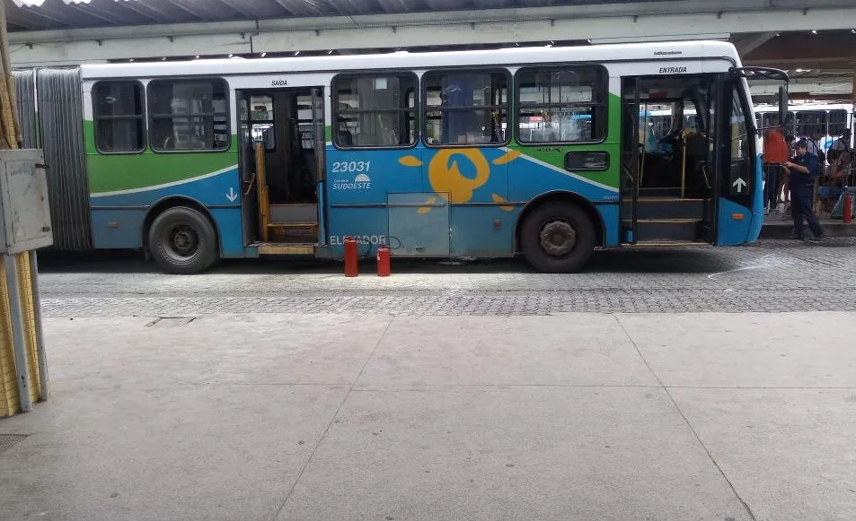 Princípio de incêndio em ônibus assusta passageiros no Terminal de Carapina