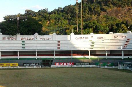 Torcedor invade treino nas Laranjeiras e causa novo tumulto no Fluminense