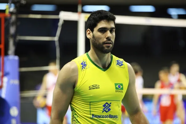 Após corte de Lipe, seleção de vôlei perde Evandro para finais da Liga Mundial