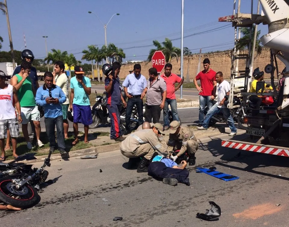 Acidente entre caminhão e motocicleta deixa duas pessoas gravemente feridas em Linhares