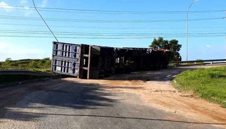 Carreta tomba em viaduto e deixa trânsito complicado na Rodovia do Sol, em Vila Velha