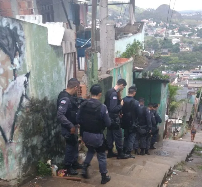 100 militares atuam em operação policial no Bairro da Penha