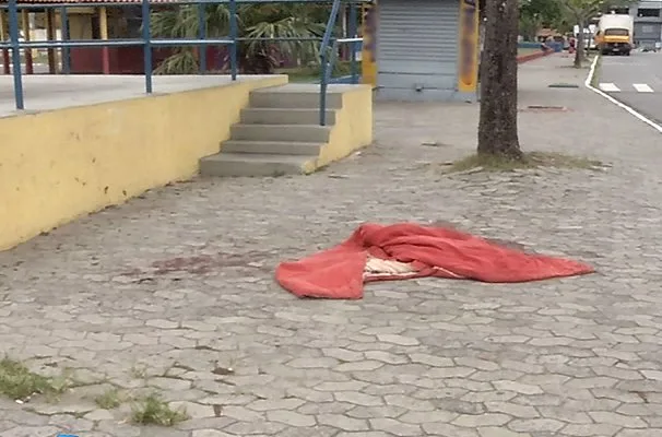 Homem é assassinado ao fazer lanche em pracinha da Serra