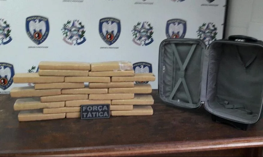 Dupla é presa com mais de 20 kg de maconha em Anchieta