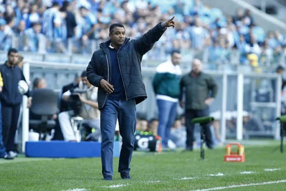 Roger comanda treino do Grêmio e mantém dúvida entre Everton e Pedro Rocha