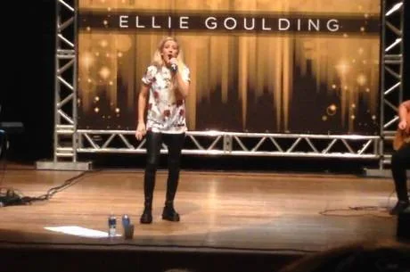 Ellie Goulding mostra que, além de talento para música, também sabe bancar o cupido