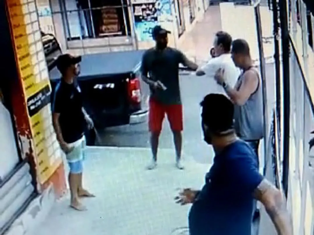 Homens armados assaltam pessoas em frente a distribuidora de Itapuã, em Vila Velha