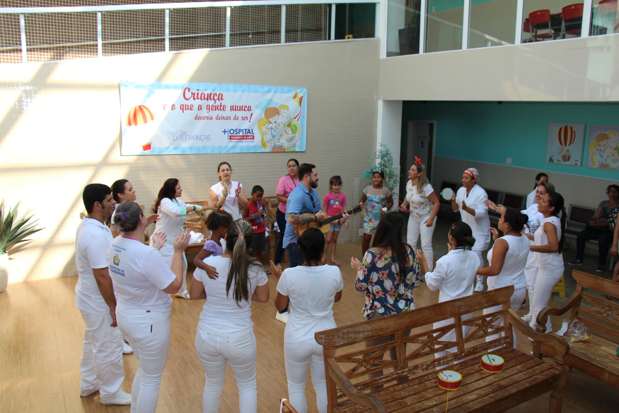 Crianças do HFA se encantam com musicalização infantil durante semana comemorativa em Guarapari