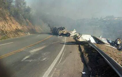 Caminhão tomba, pega fogo e interdita completamente a BR-101 em Pedro Canário