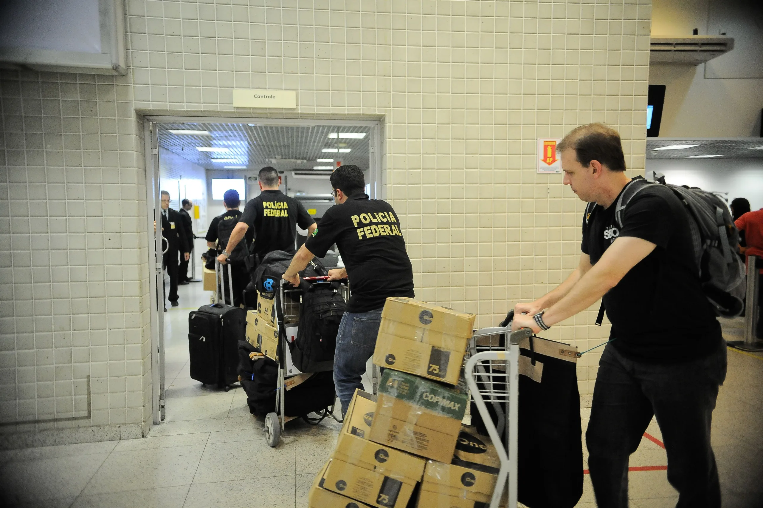 Policiais federais embarcam material apreendido na Eletronuclear, na Operação Radioatividade, 16ª fase da Operação Lava Jato (Fernando Frazão/Agência Brasil)