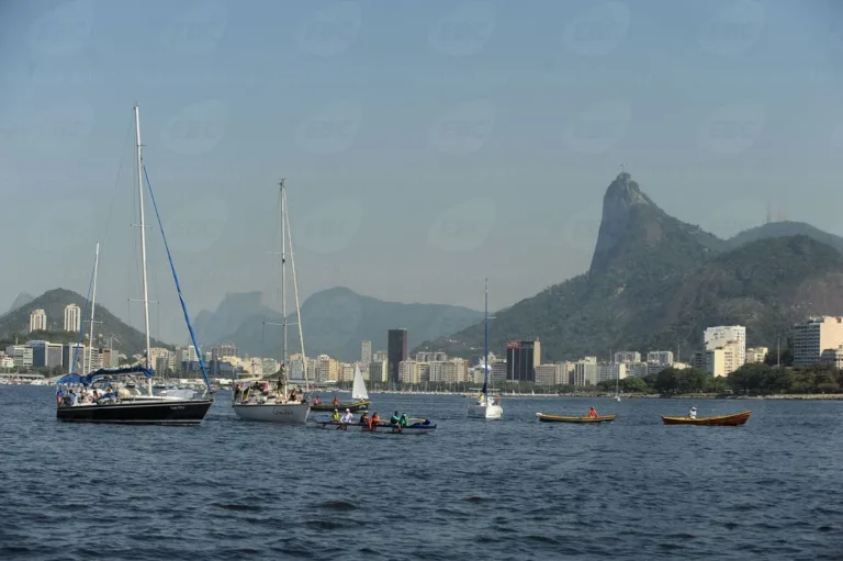 Dezenas de embarcações com ativistas, atletas e políticos participaram de barqueata na Baía de Guanabara alertando para a poluição no local, que será palco de atividades olímpicas (Tomaz Silva/Agência Brasil)