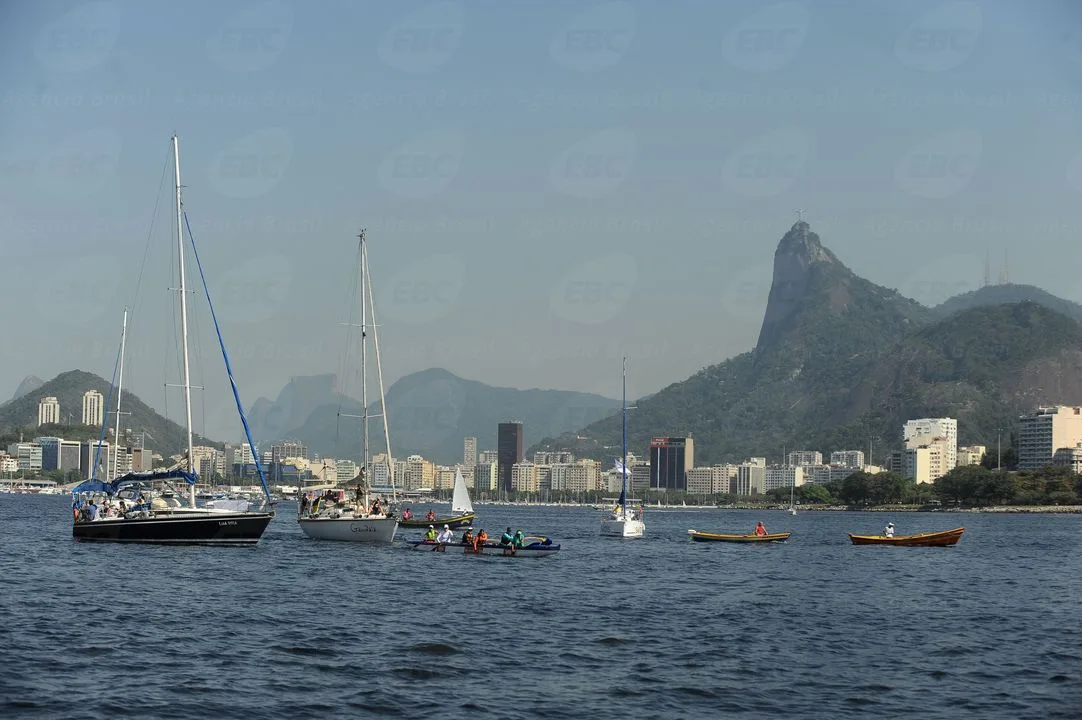 Dezenas de embarcações com ativistas, atletas e políticos participaram de barqueata na Baía de Guanabara alertando para a poluição no local, que será palco de atividades olímpicas (Tomaz Silva/Agência Brasil)