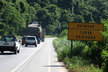 Caminhão de nitrogênio tomba e deixa trânsito lento na BR-101, em Rio Novo do Sul