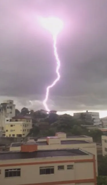 Chuva forte e raios que atingiram Guarapari podem se espalhar pela GV nesta quarta-feira