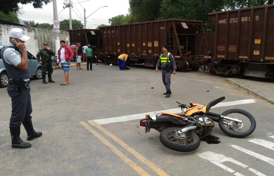 Jovens morrem atropelados por trem após fugirem de blitz em Cariacica