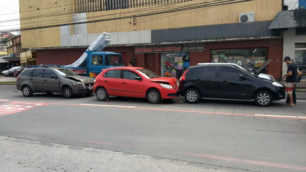 Engavetamento deixa trânsito complicado na Vila Rubim em Vitória