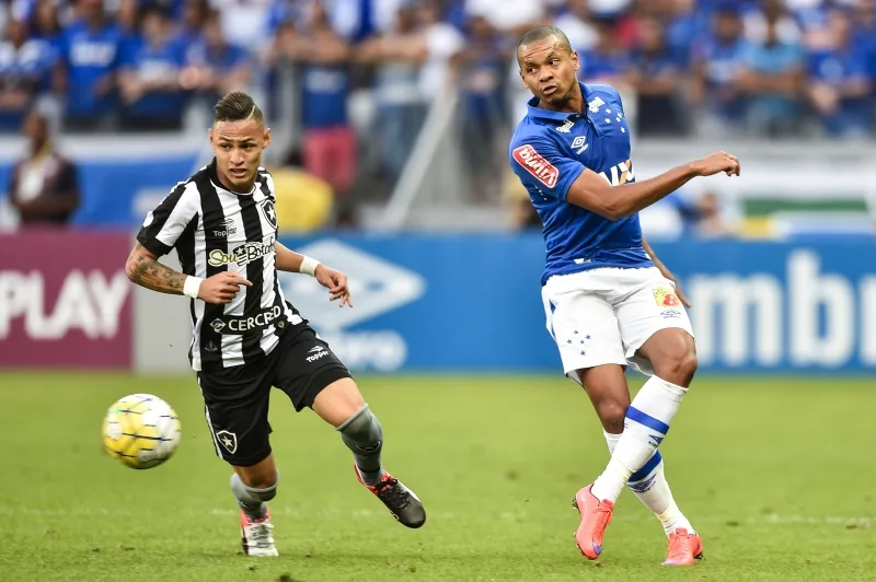 Botafogo surpreende em BH, vence por 2 a 0 e acaba com série invicta do Cruzeiro