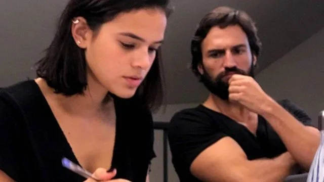 Bruna Marquezine não esconde encantamento por ator português, que será seu par romântico em Deus Salve o Rei