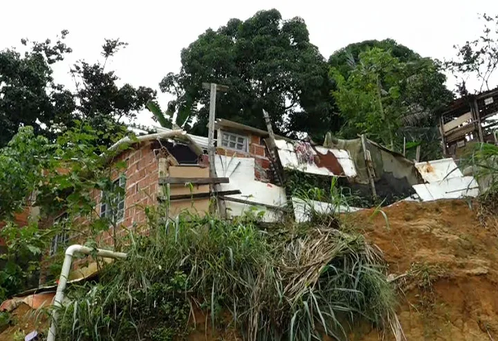 Parte de casa desaba e duas pessoas ficam feridas em Cariacica