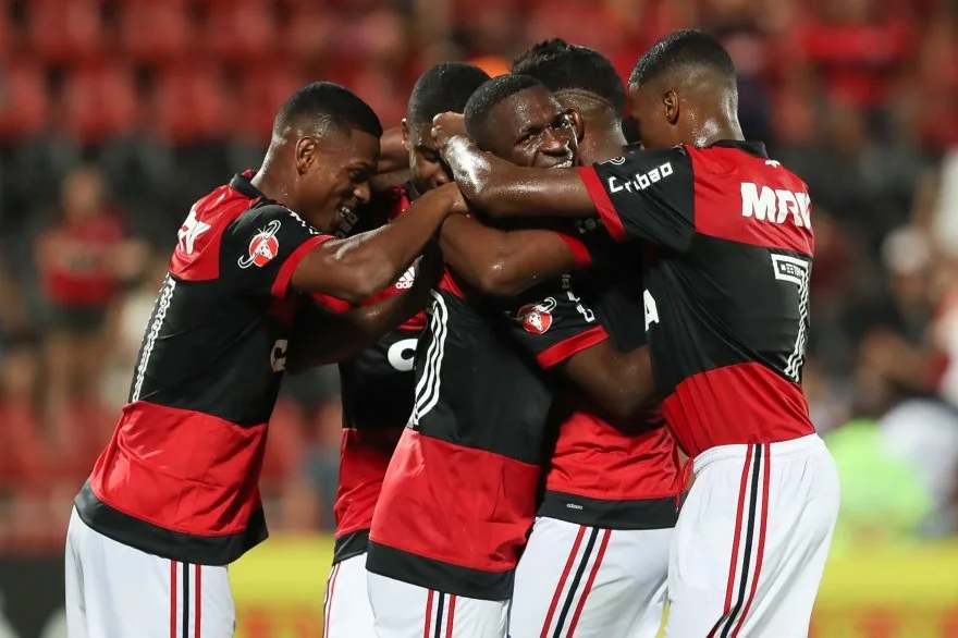 Flamengo recebe o Internacional para seguir invicto e manter a liderança no Brasileirão