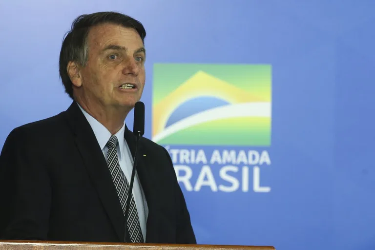 O Presidente da República, Jair Bolsonaro. participa da cerimônia de assinatura da Medida Provisória do Contribuinte Legal.