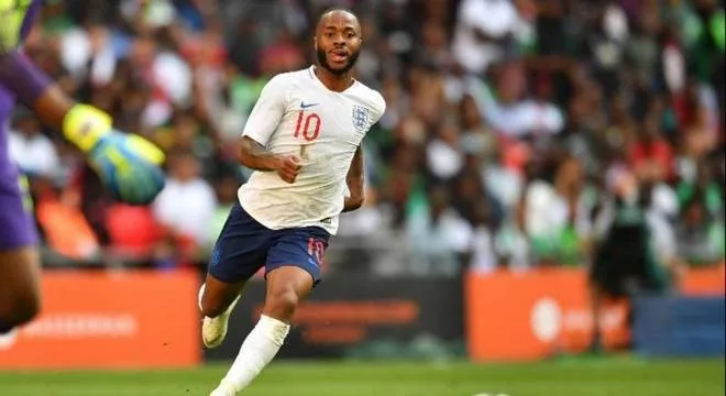 Estrela da Inglaterra, Sterling dá detalhes de sua infância